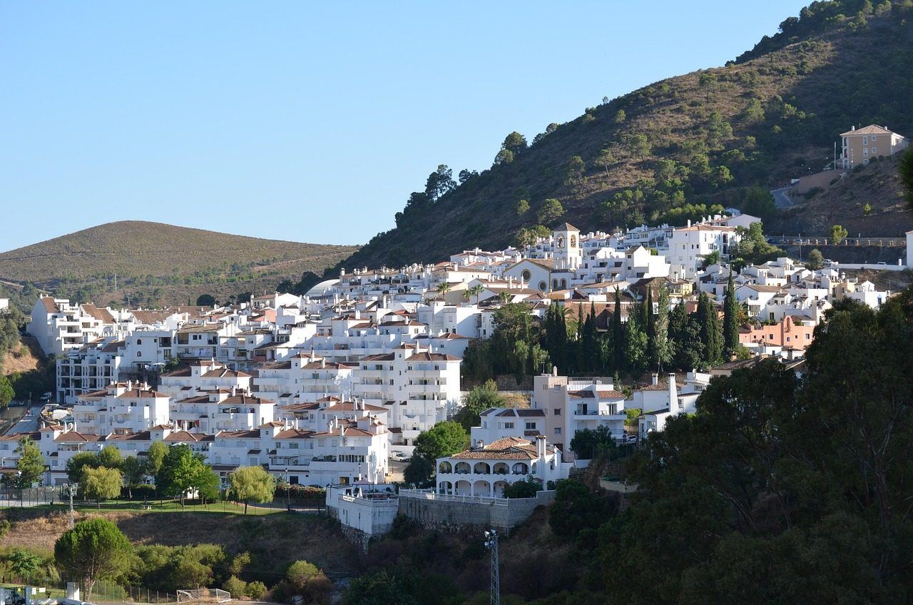 Benahavís hillside urbanizaciones